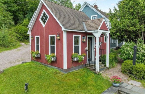 Stowe Area House | Vermont Style in Stowe Center - Walk to Everything