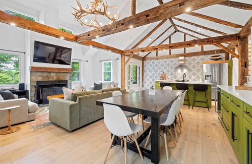 Stratton and Bromley Ski Areas House | Vermont Summer Escape - Sleeps 8 with FirePit, Hot Tub, and Pet Friendly!