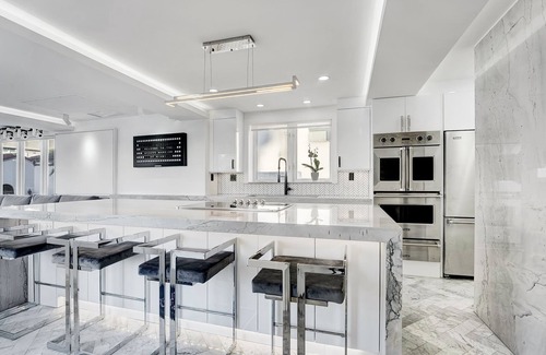 South Beach House | ⛲️ Versace Mansion Neighbor {Floor 2 & 3} Sleeps 10 🌴
