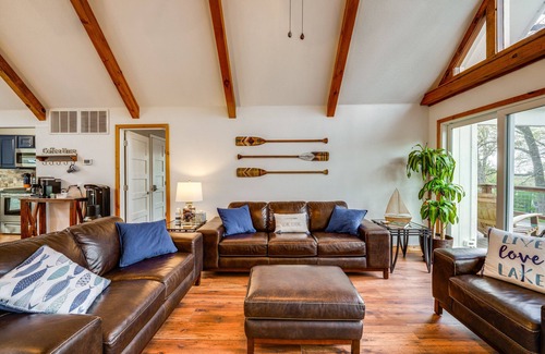 Pottsboro House | Versatile Home w/Deck & Grill, 1 Mi to Lake!