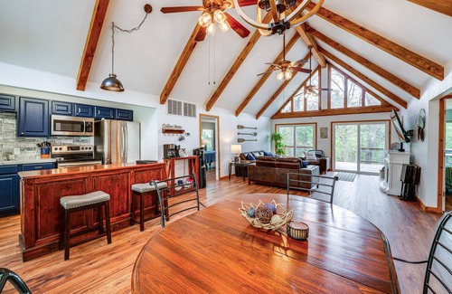 Pottsboro House | Versatile Home w/Deck & Grill, 1 Mi to Lake!