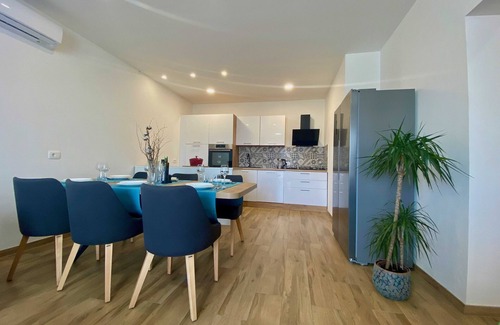 Sarsoni Apartment | VERT Apartment - Two Bedroom Apartment with Terrace