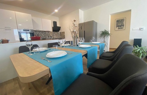 Sarsoni Apartment | VERT Apartment - Two Bedroom Apartment with Terrace
