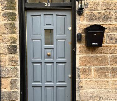 New Town Apartment | Very Central, Charlotte Square, near the Castle