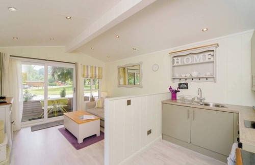 Birnam Ski Chalet | Very comfortable lodge with one king-size double and en suite shower.