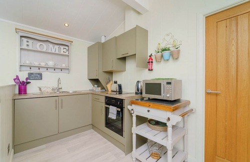 Birnam Ski Chalet | Very comfortable lodge with one king-size double and en suite shower.