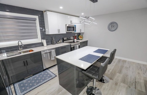 Winnipeg House | Very Convenient 5 BR in quite neighborhood