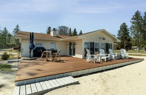 Millersburg House | Very cozy and inviting lake house on the sandy shores of beautiful Lake Huron