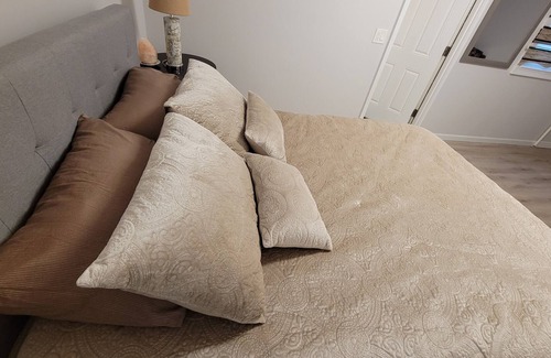 Melville House | Very cozy, Newly updated house