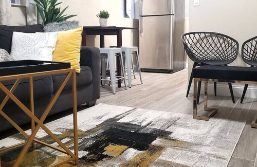 Hollywood Apartment | Very Glam Apartment 5 Miles From Hard Rock