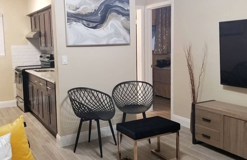 Hollywood Apartment | Very Glam Apartment 5 Miles From Hard Rock
