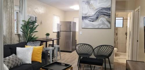 Hollywood Apartment | Very Glam Apartment 6 Miles From Hard Rock Stadium and Casino