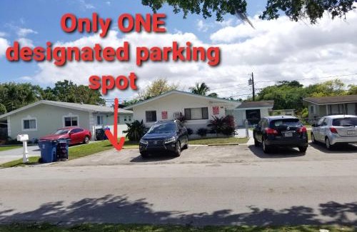 Hollywood Apartment | Very Glam Apartment 6 Miles From Hard Rock Stadium and Casino