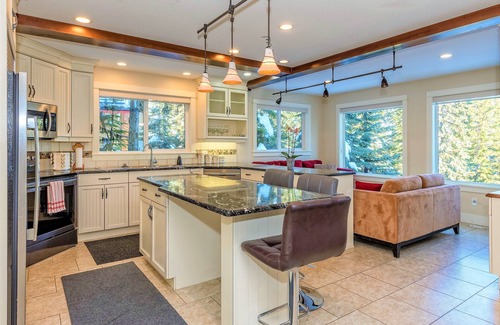 Silver Star Mountain Ski Chalet | Very Large Home with all the Bells & Whistles - Hot Tub, Laundry & Pet friendly