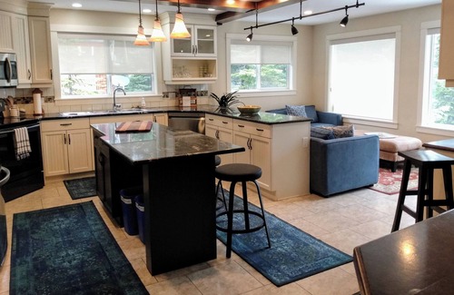 Silver Star Mountain Ski Chalet | Very Large Home with all the Bells & Whistles - Hot Tub, Laundry & Pet friendly