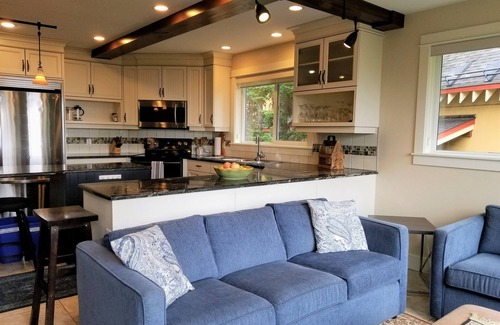 Silver Star Mountain Ski Chalet | Very Large Home with all the Bells & Whistles - Hot Tub, Laundry & Pet friendly