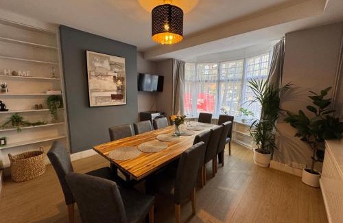 Dudley Villa | Very Large Central Property