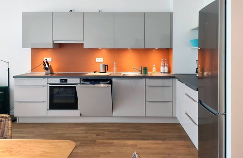 Neukoelln Apartment | Very large, modern sunny apartment with balcony