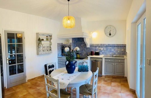 Mazan Villa | Very large villa with swimming pool and air-conditioned rooms + large garden with trees