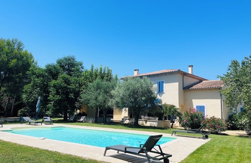 Mazan Villa | Very large villa with swimming pool and air-conditioned rooms + large garden with trees