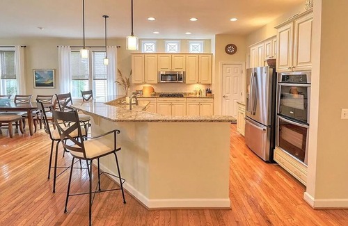 The Glade House | Very private 4 bedroom house with community pool