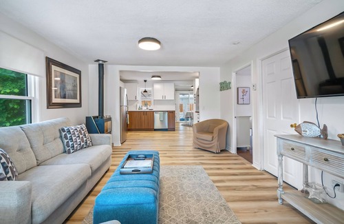 Crystal Beach House | Very Short 300 meter walk to the beach