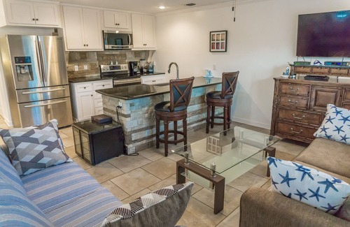 Miramar Beach House | Very Short Walk To Beach - Sleep 6, 2BD/2BA, BBQ & Large Deck
