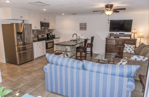 Miramar Beach House | Very Short Walk To Beach - Sleep 6, 2BD/2BA, BBQ & Large Deck