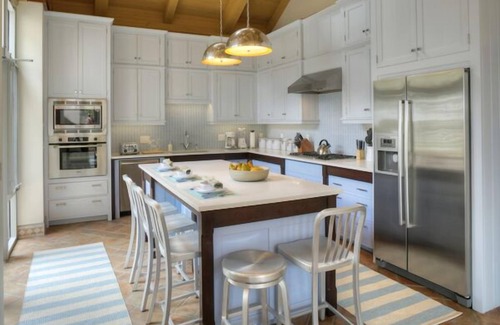 Peter Bay House | Very Short Walk To Private Beach