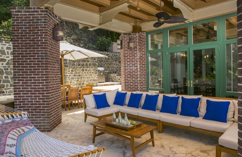 Peter Bay House | Very Short Walk To Private Beach