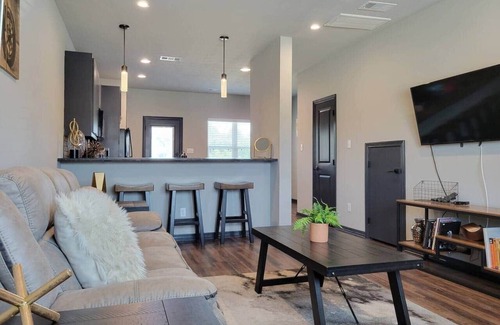 College Station House | Veteran's Park, 2 Bedrm, 2.5 Bath, Pool, Game Room