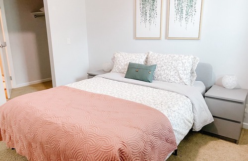 Victoria Park House | Vetro- DT CONDO, Sleeps 4, W/D to Stampede