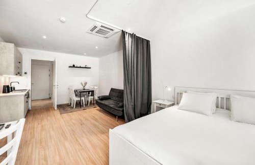 Althangrund Apartment | VibeStudio 403 - Central - AC - Licensed - Parking Nearby