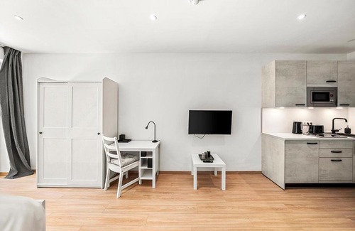 Althangrund Apartment | VibeStudio 403 - Central - AC - Licensed - Parking Nearby