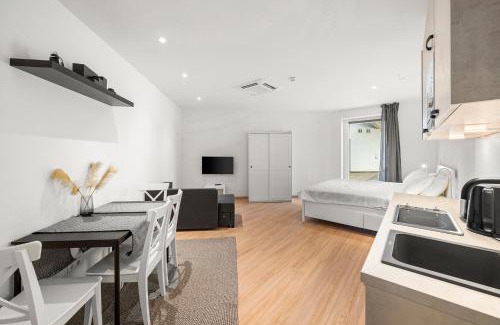 Althangrund Apartment | VibeStudio 405 - Central - AC - Licensed - Parking Nearby