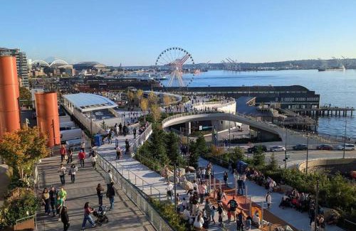 East Queen Anne Apartment | Vibrant 2bed Condo - Stroll to SEA Space Needle