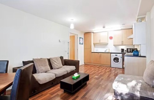 Custom House Apartment | Vibrant 2BR Flat 0.1 mi ExCel & Prince Regent St.