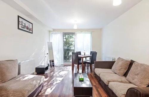 Custom House Apartment | Vibrant 2BR Flat 0.1 mi ExCel & Prince Regent St.
