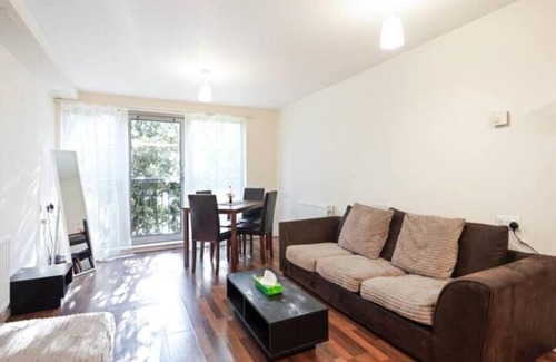 Custom House Apartment | Vibrant 2BR Flat 0.1 mi ExCel & Prince Regent St.