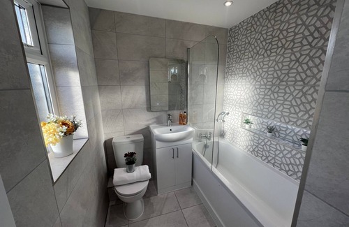 London City Centre Apartment | Vibrant 3Bedroom/2Bathroom Pet Friendly Flat with Aircondition and WiFi