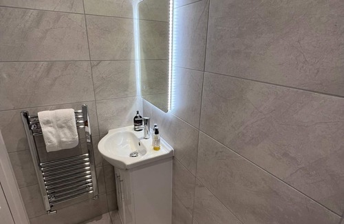 London City Centre Apartment | Vibrant 3Bedroom/2Bathroom Pet Friendly Flat with Aircondition and WiFi