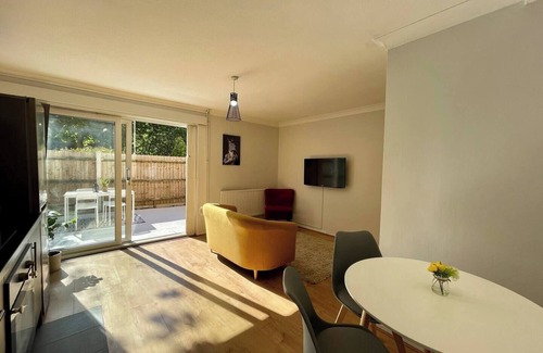 Bromley South House | Vibrant 4 Bed House + Garden Mile End