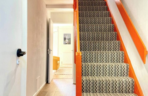 Bromley South House | Vibrant 4 Bed House + Garden Mile End