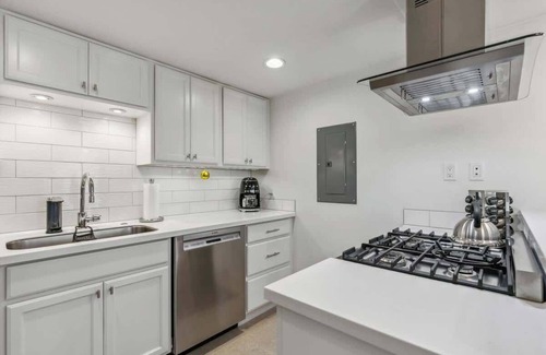 North College Park House | Vibrant 70s Bungalow Vacation Haven on Green Lake!