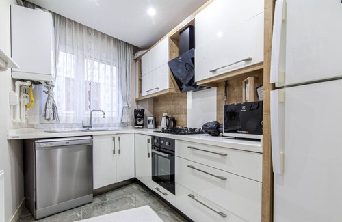 Maltepe Apartment | Vibrant and Central Flat with Balcony in Maltepe