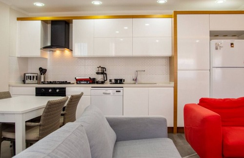Cesme Apartment | Vibrant and Central Flat near Sea in Cesme