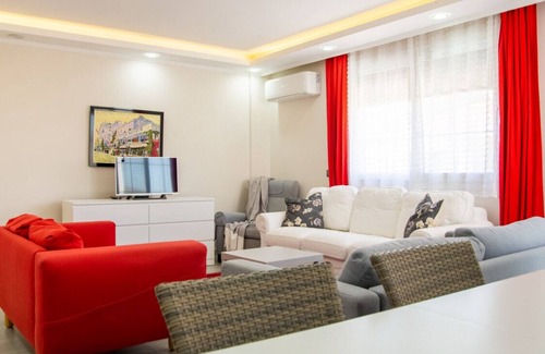 Cesme Apartment | Vibrant and Central Flat near Sea in Cesme