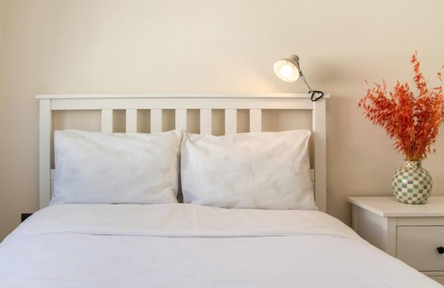 Cesme Apartment | Vibrant and Central Flat near Sea in Cesme