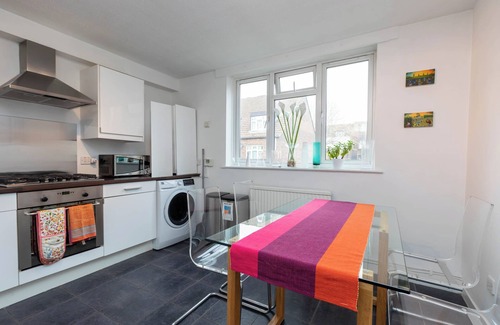 Latchmere Apartment | Vibrant and Leafy 2BD Flat in Battersea