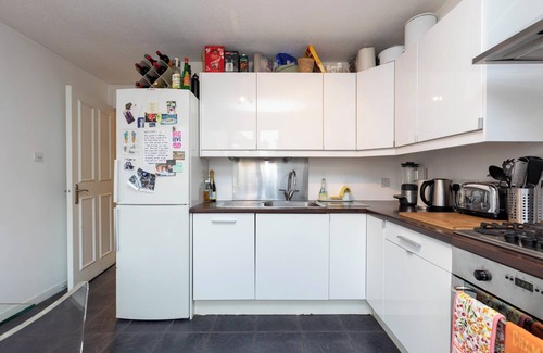 Latchmere Apartment | Vibrant and Leafy 2BD Flat in Battersea